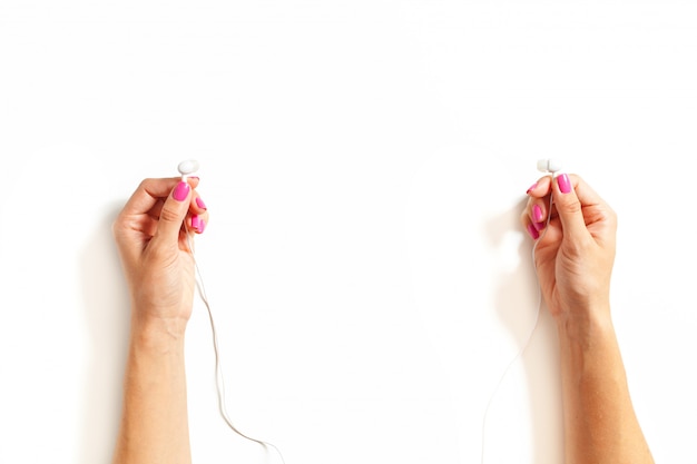 Ręce trzymające igłę i nici