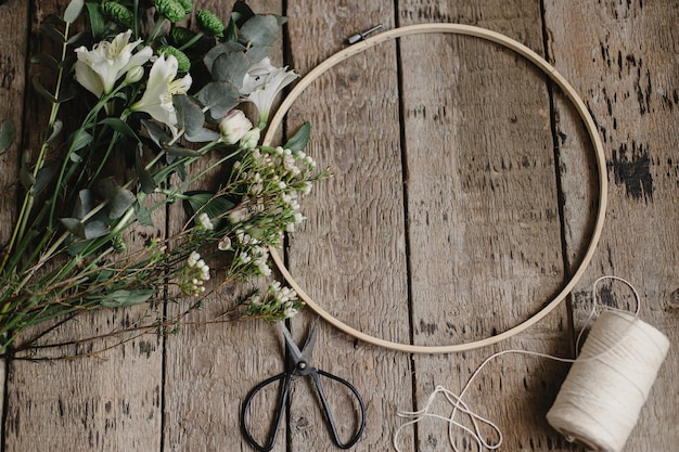 Delikatny haft kwiatowy na obręczy